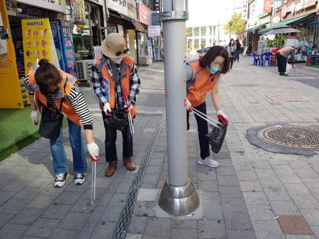 2-2. �����ü �����ڵ��� �ϼ����� �� �ֺ� �����ʸ� �ݰ� �ִ�..jpg