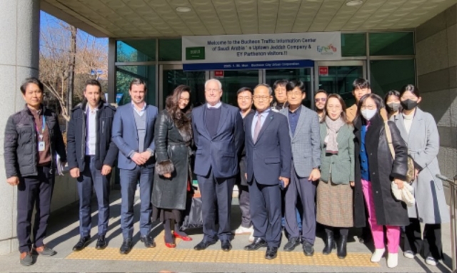 4. ����ƶ��� ���λ�� �����ڰ� ����Ʈ��Ƽ����� ������ʸ� ��ġ��ŷ�ϱ� ���� ���� 30�� ��õ�ø� �湮�ߴ�. .jpg