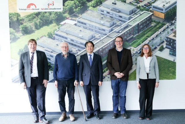 1-2. (��������) ����Ʈ ũ����(Bert Klebl) LDC CEO��CSO, �뺧ȭ�л� ������ �κ���Ʈ �Ĺ� �ڻ�(Dr. Robert Huber), �̵�ȯ ����Ư�ʽ���, ��ī�� �ϸ�Ŀ(Michael Hamacher) LDC CEO��CFO, �ȴ�-īƮ�� ũ����(Anne-Kathrin Klebl) LDC ������Ʈ �Ŵ���.jpg