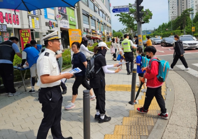 2-2. ��õ��, �����ſ���ȸ, �һ������, �������̵���ġ ���ü�� �Բ� �ùε鿡�� �������� ȫ�� ķ������ ���̴� ���.jpg