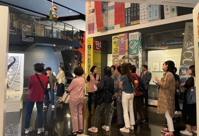 2. ��õ�� �ֹ���ġ�������� ������ �ùδ�ǥ���� ��6�� �ѱ���ȭ�ڹ����� �湮�� �ѷ����� �ִ�.jpg