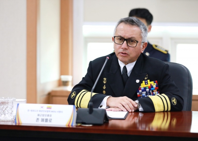 12�� ���޸��� ���� ���⵵�� �ر����������� ��������Ŀ� �ռ� ������ û���� ȭ�� �λ縻�� �ϴ� ����.jpg