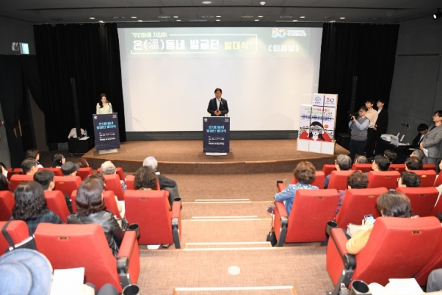 2-2. ������ ��õ������ �µ��� �߱��� �ߴ�Ŀ��� �λ縻�� �ϰ� �ִ�.JPG