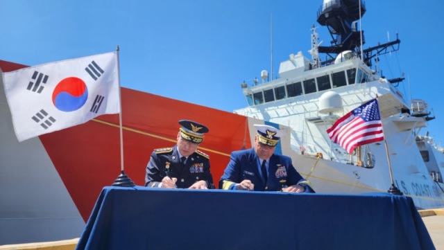 3�� ������ �ؾ����û���� �� �������ý��� USCG�� �湮�Ͽ� ���������� ü���ϰ� �ִ�..jpg