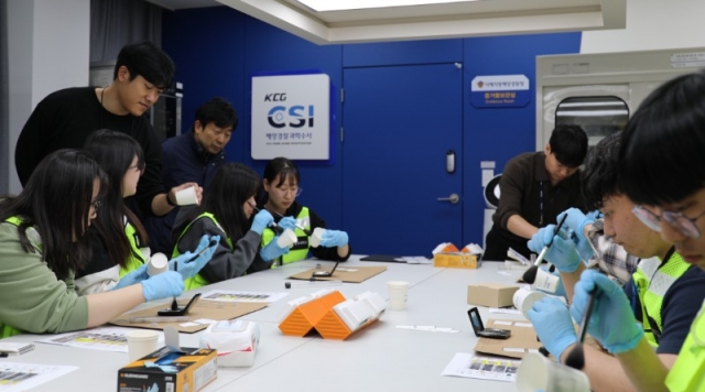 �����ذ�û�� �湮�� ���ִ� ���������к� �л����� ���� ��� ü���ϰ� �ִ�.JPG