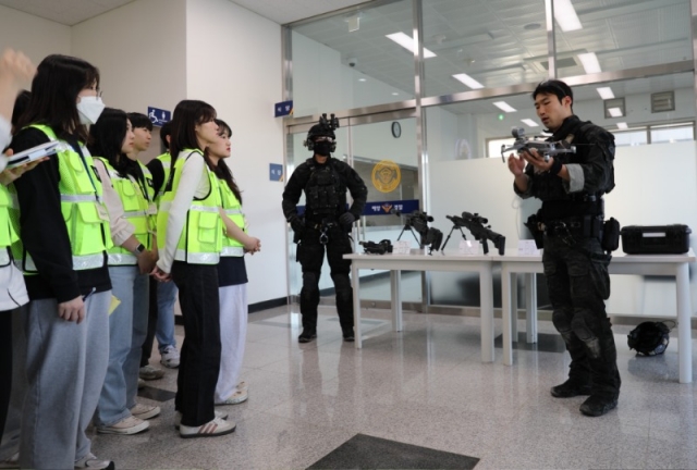 �����ذ�û Ư��������� ���ִ� ���������к� �л��鿡�� ���׷� ��� �������ְ� �ִ�.JPG